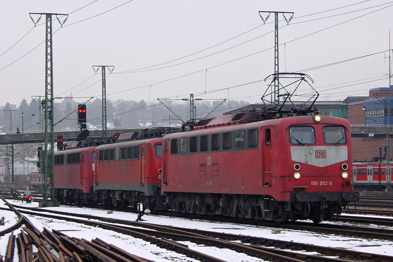 150 052, Lok der Baureihe 140 und 140 875 bei km 15,8 (Februar 2003)