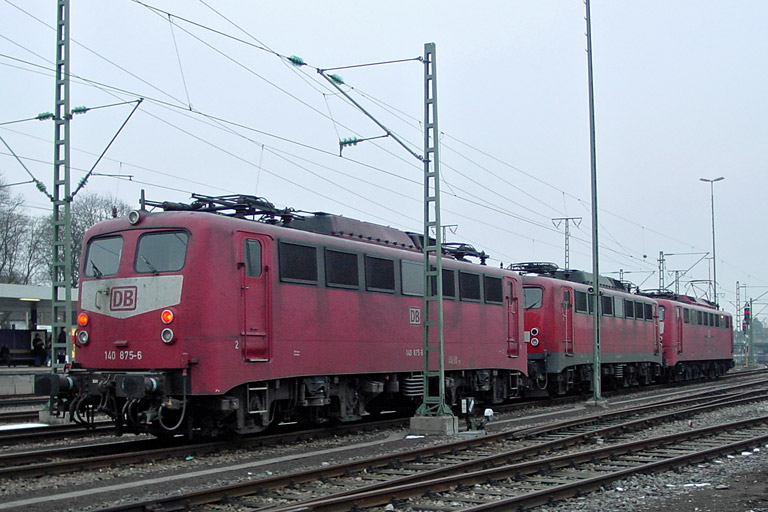 140 875, Lok der Baureihe 140 und 150 052 bei km 15,6 (Februar 2003)
