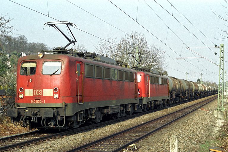 140 830 und 140 798 bei km 12,8 (M&auml;rz 2003)