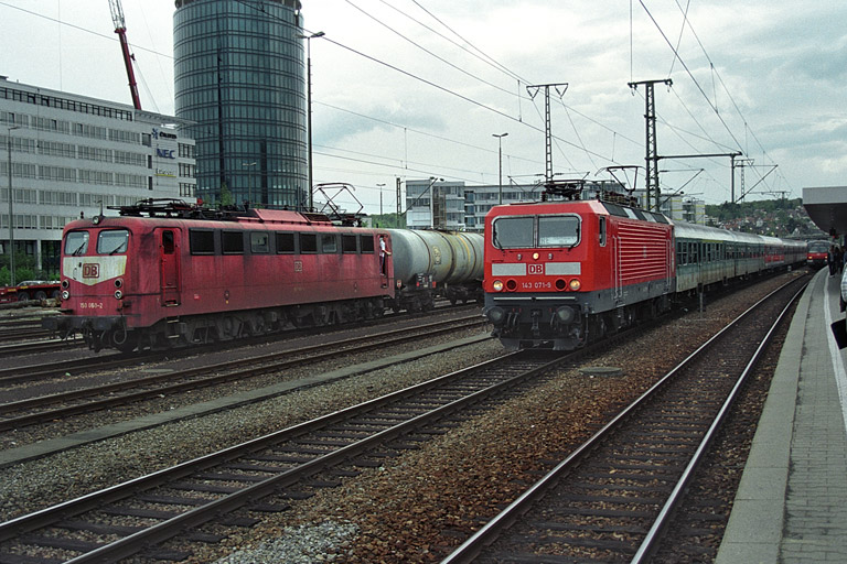 143 071 mit Regionalexpre&szlig; und 150 060 bei km 15,6 (Mai 2003)