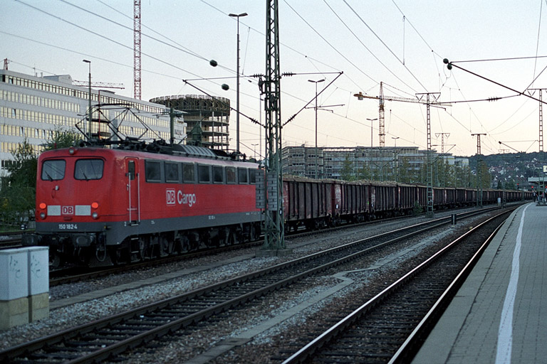 150 182 mit R&uuml;benzug bei km 15,8 (September 2002)