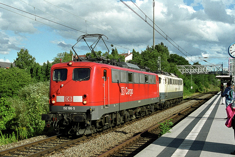 150 186 und 150 115  bei km 14,2 (August 2001)