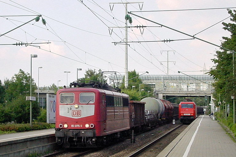 151 075 und 152 105 bei km 24,4 (August 2002)