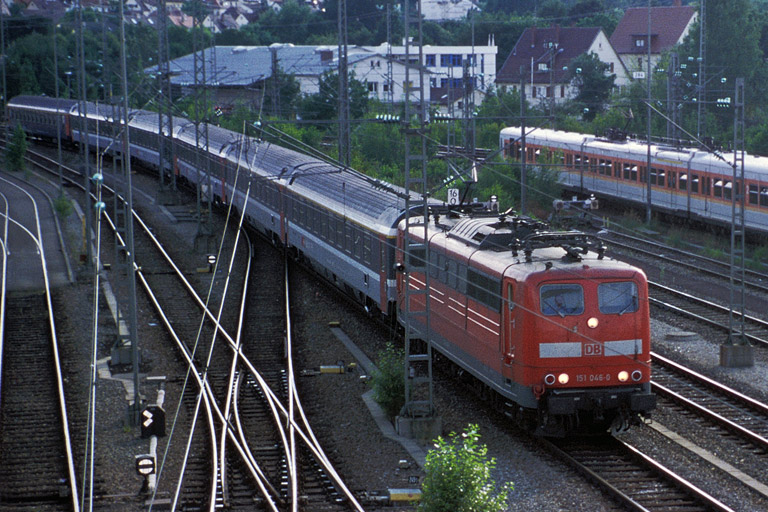 151 046 mit Cisalpino-Ersatzzug (Juli 2001)