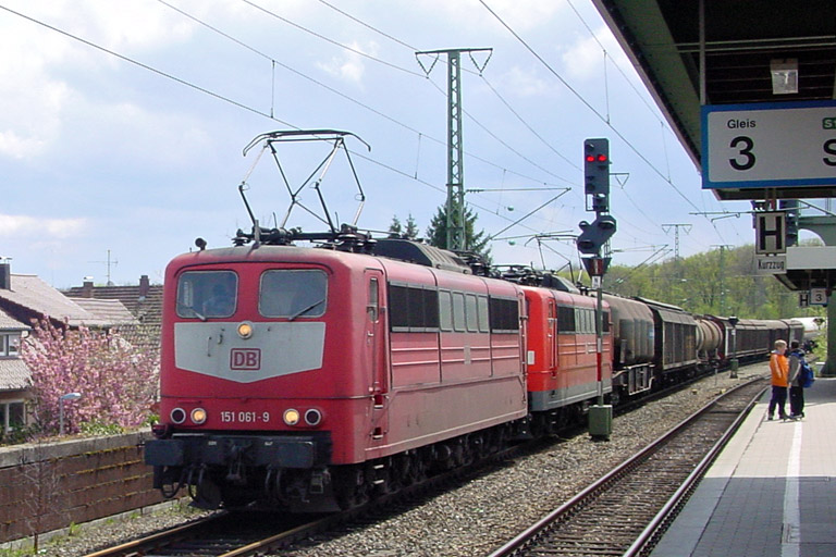 151 061 und weitere Lok der Baureihe 151 bei km 16,8 (April 2002)