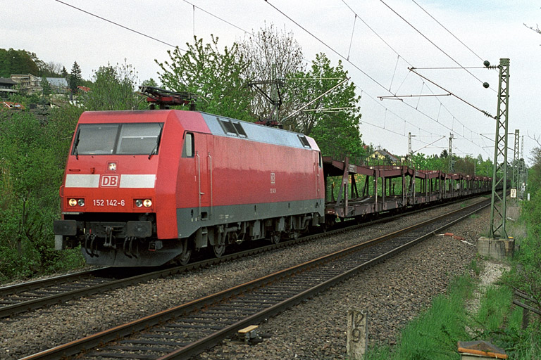 152 142 mit leerem Autotransportwagen-Ganzzug bei km 12,8 (Mai 2002)
