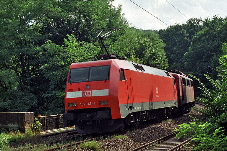 152 143 und 150 060 bei km 11,2 (Juli 2003)