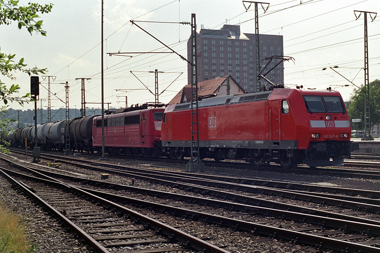 185 047 und 151 131 bei km 15,6 (Juni 2003)