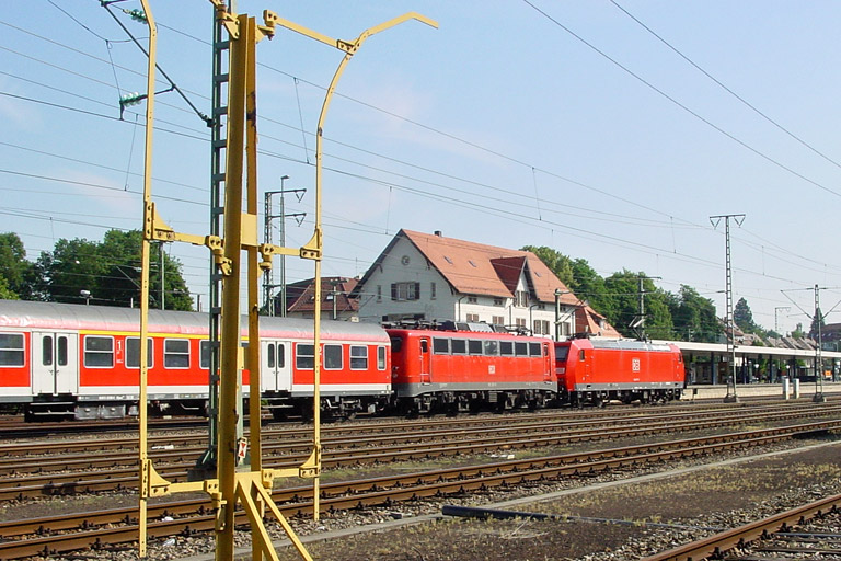 185 077 und 110 237 bei km 15,6 (Juni 2003)