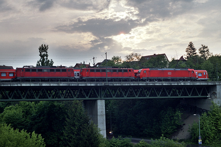 185 146, 140 821 und 140 852 bei km 14,6 (Mai 2004)