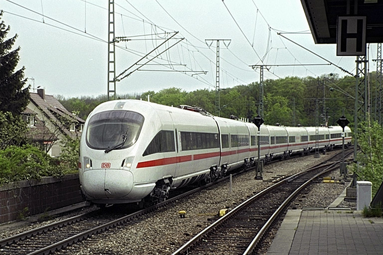 Baureihe 411 bei km 16,8 (April 2000)