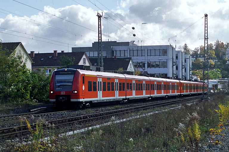 425 621/121 und 425 114/614 bei km 8,8 (Oktober 2002)