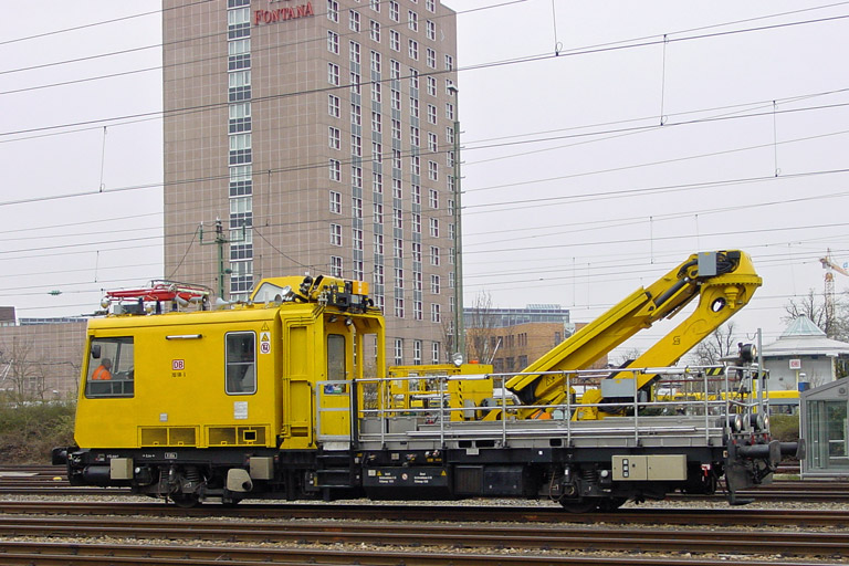 Instandhaltungsfahrzeug f&uuml;r Oberleitungsanlagen 703 106 bei km 15,8 (April 2003)