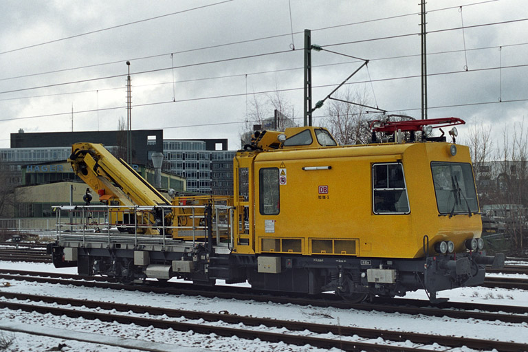 Instandhaltungsfahrzeug f&uuml;r Oberleitungsanlagen 703 106 bei km 15,6 (Januar 2004)