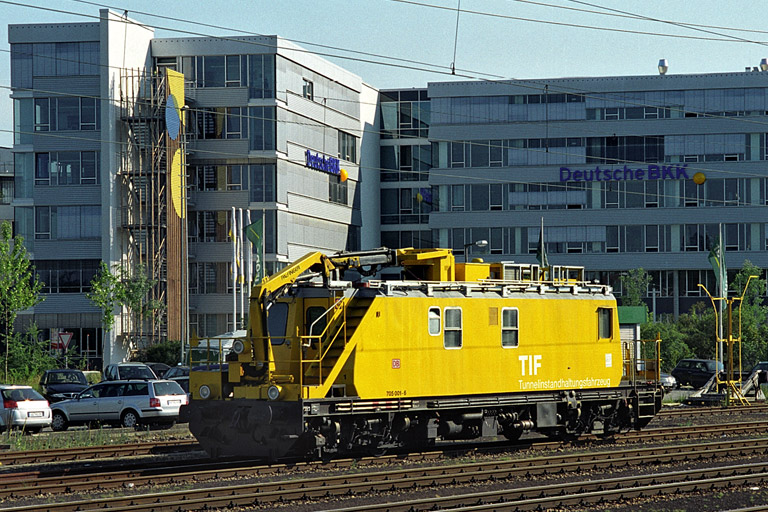 Tunnelinstandhaltungsfahrzeug 705 001 bei km 15,8 (Juli 2003)