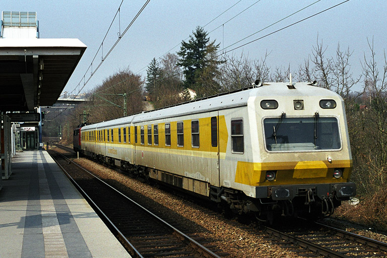140 476 mit Messzug (Baureihe 719) bei km 14,2 (M&auml;rz 2003)