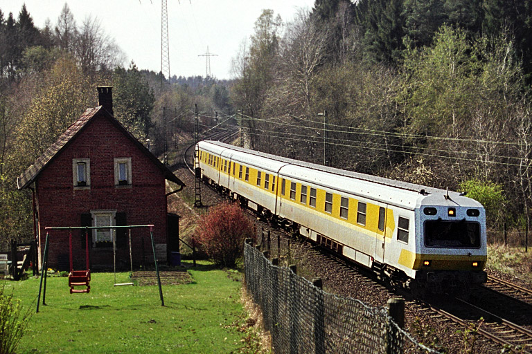 Schienenpr&uuml;fzug (Baureihe 719) bei km 19,2 (April 2002)