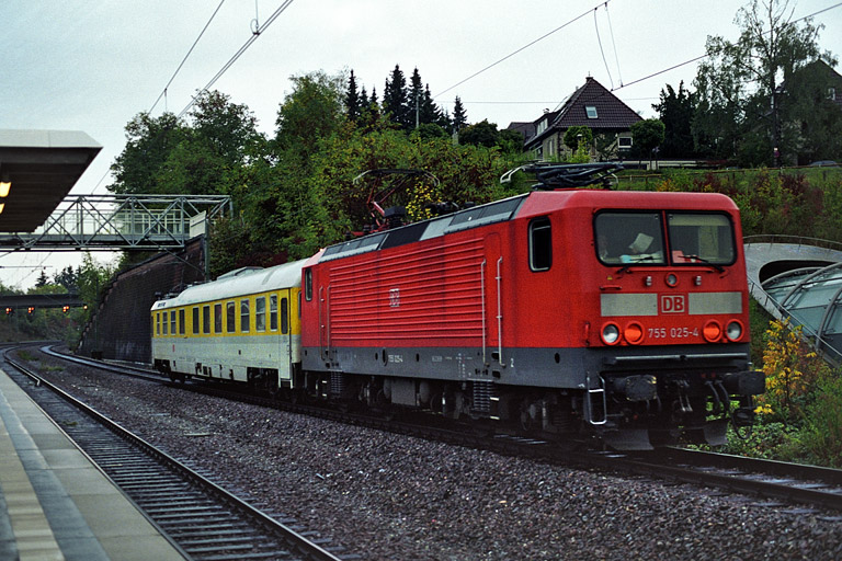 755 025 mit Oberleitungsinspektionszug bei km 14,4 (Oktober 2003)