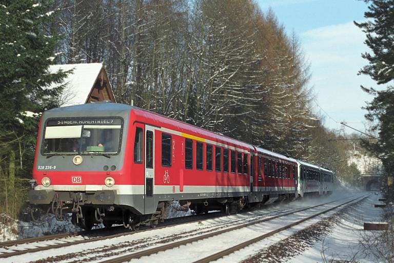 928 236/628 236 und 928 702/628 702 bei km 18,2 (Februar 2003)