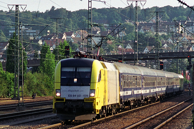 ES 64 U2-028 mit "Eurotrain"-Sonderzug bei km 16,0 (Juni 2003)