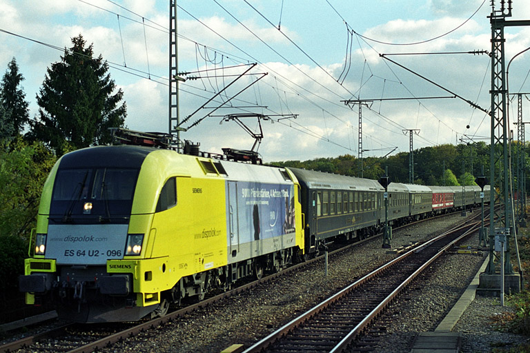 ES 64 U2-096 mit "Eurotrain"-Sonderzug bei km 16,8 (Oktober 2003)
