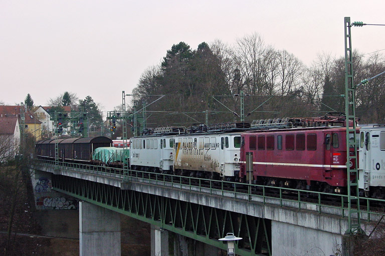 Lokzug mit Loks der ex-DR Baureihe 142 bei km 14,6 (M&auml;rz 2003)