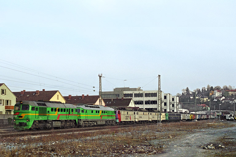 Lokzug mit Loks der ex-DR Baureihe 142 bei km 8,6 (März 2003)