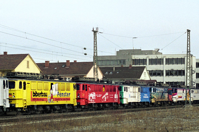 Lokzug mit Loks der ex-DR Baureihe 142 bei km 8,6 (M&auml;rz 2003)