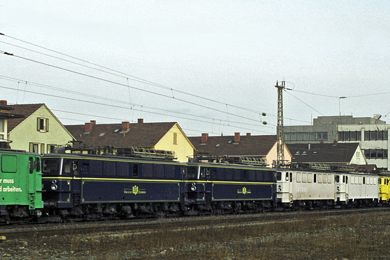 Lokzug mit Loks der ex-DR Baureihe 142 bei km 8,6 (M&auml;rz 2003)