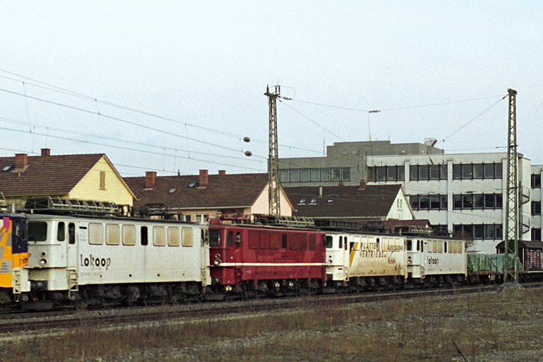 Lokzug mit Loks der ex-DR Baureihe 142 bei km 8,6 (M&auml;rz 2003)