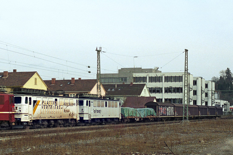 Lokzug mit Loks der ex-DR Baureihe 142 bei km 8,6 (M&auml;rz 2003)