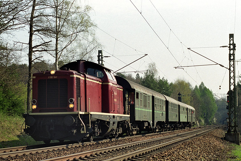 V100 1041 bei km 18,6 (April 2003)