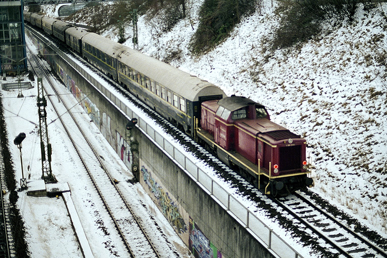 V100 2335 bei km 14,0 (Dezember 2001)
