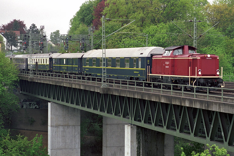 V100 2335 bei km 14,6 (Mai 2002)