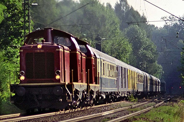 V100 1041 und V100 2335 bei km 18,6 (August 2001)