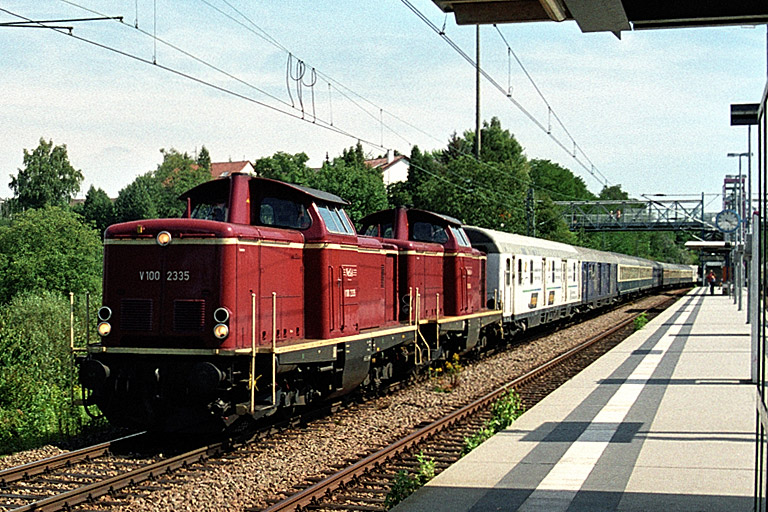 V100 2335 und V100 1041 bei km 14,0 (August 2001)