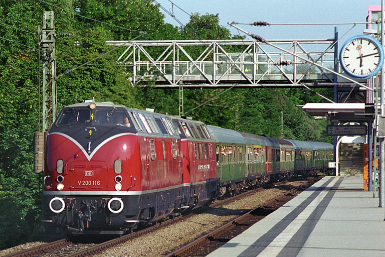 V 200 116 und V 200 002 bei km 14,2 (Juni 2003)