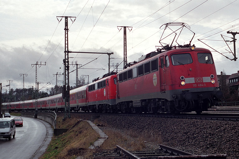 110 484 und 110 235 bei km 16,6 (Februar 2002)