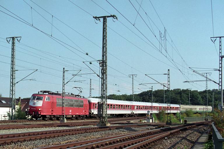 103 148 mit D-Zug bei km 17,0 (August 1999)