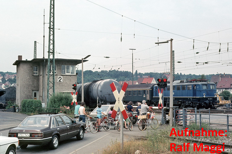 110 235 mit D 388 bei km 16,0 (1983)