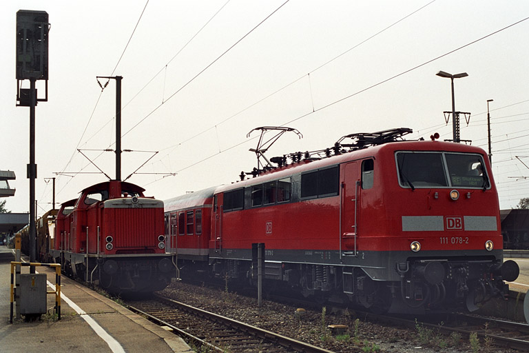 111 078 mit Regionalexpre&szlig; bei km 25,8 (Sommer 2003)