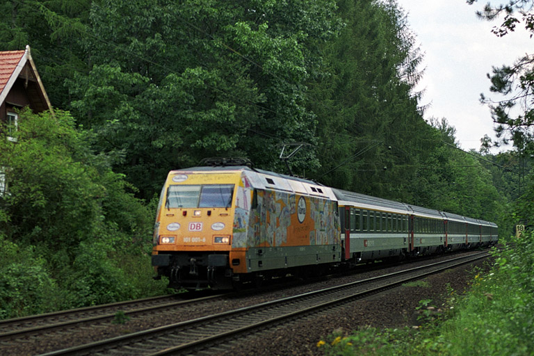 101 001 mit IC 381 bei km 18,2 (August 2004)