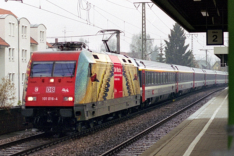 101 016 mit IC 381 bei km 16,6 (Februar 2004)