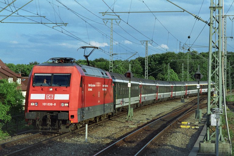 101 038 mit IC 380 bei km 16,8 (Mai 2004)