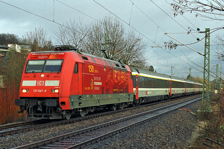 101 047 mit IC 381 bei km 12,8 (M&auml;rz 2004)