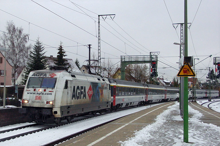 101 083 nach "Metamorphose" ins Agfa-Wei&szlig; mit hohem Schwarzanteil (Februar 2004)