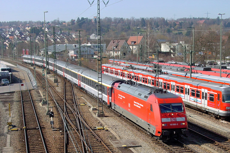 101 093 mit ICE-Ersatzzug bei km 16,6 (M&auml;rz 2004)