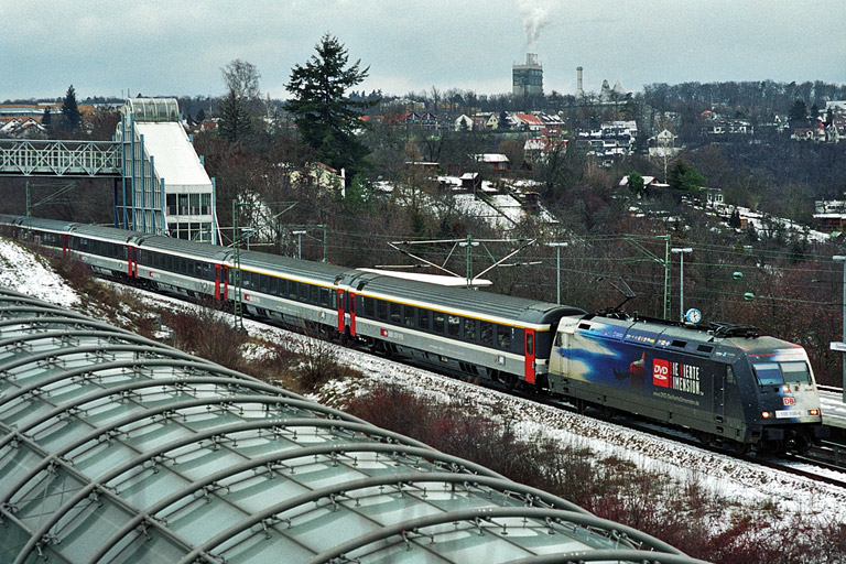 101 100 mit IC 381 bei km 14,2 (Januar 2004)