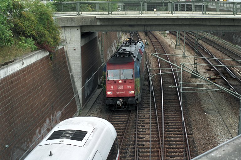 101 109 und 415 080 bei km 15,2 (September 2004)