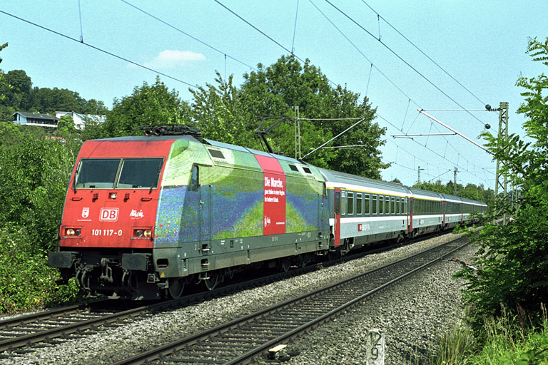 101 117 mit IC 381 bei km 12,8 (August 2004)